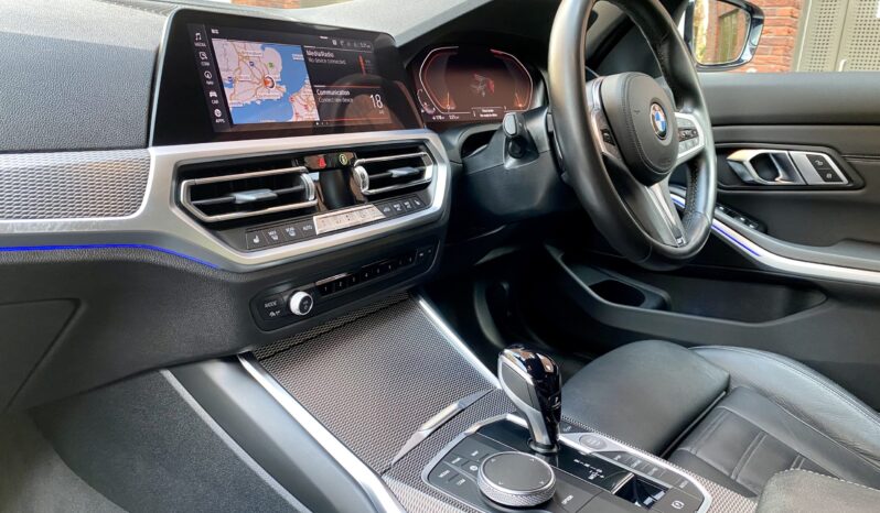 BMW 320i SALOON M SPORT full