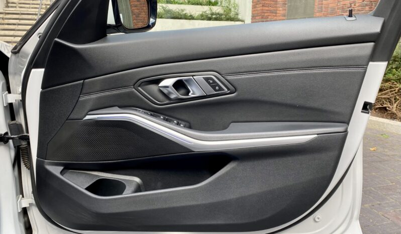 BMW 320i SALOON M SPORT full