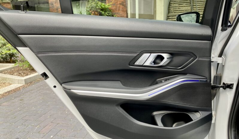 BMW 320i SALOON M SPORT full