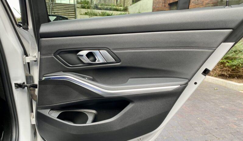 BMW 320i SALOON M SPORT full