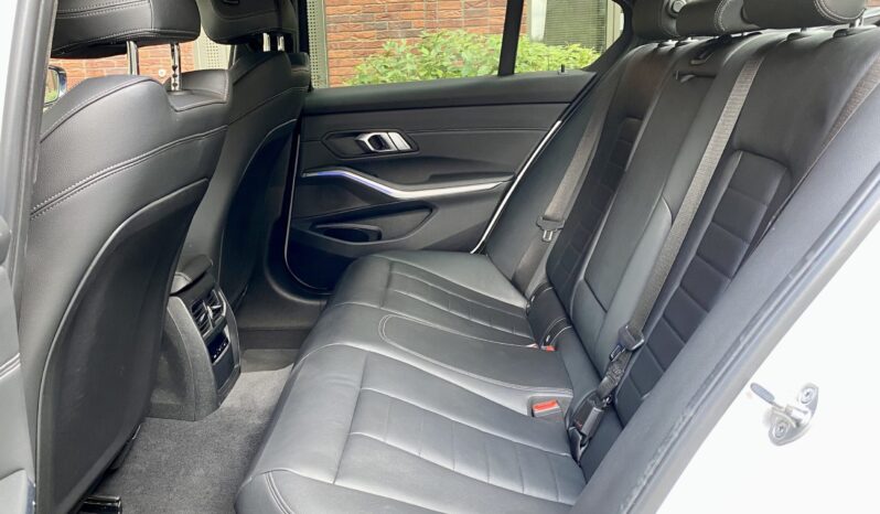 BMW 320i SALOON M SPORT full