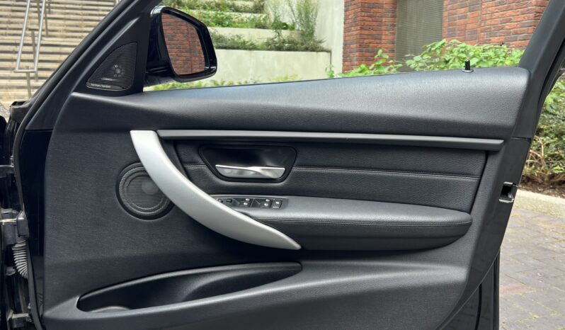 BMW 320i TOURING M SPORT full