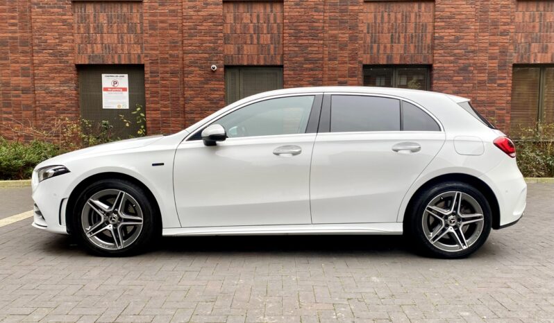 MERCEDES BENZ A250e AMG LINE full