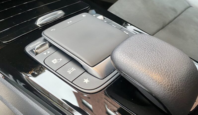 MERCEDES BENZ A250e AMG LINE full