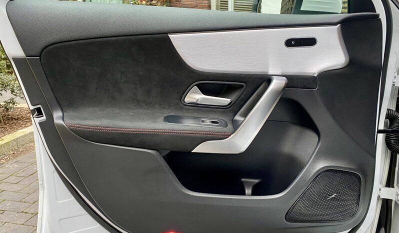 MERCEDES BENZ A250e AMG LINE full