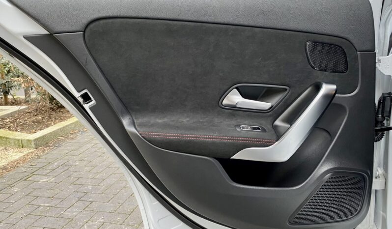 MERCEDES BENZ A250e AMG LINE full