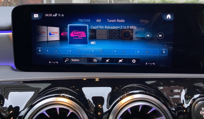 MERCEDES BENZ A250e AMG LINE full