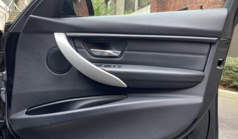 BMW 320i TOURING M SPORT full